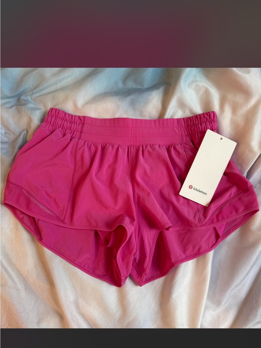 lululemon sonic pink low rise 2.5 in hotty hot shorts